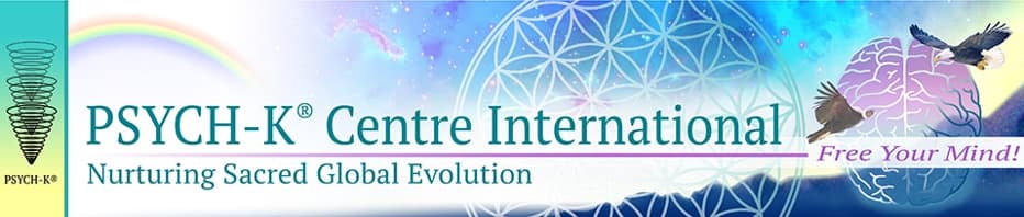 Banner des PSYCH-K® Centre International mit dem Schriftzug „Nurturing Sacred Global Evolution“. Links ist das PSYCH-K®-Spiralsymbol zu sehen, rechts ein stilisiertes Gehirn mit fliegenden Vögeln. Im Hintergrund befinden sich ein Regenbogen, kosmische Farbverläufe und geometrische Muster bzw. Blume des Lebens.